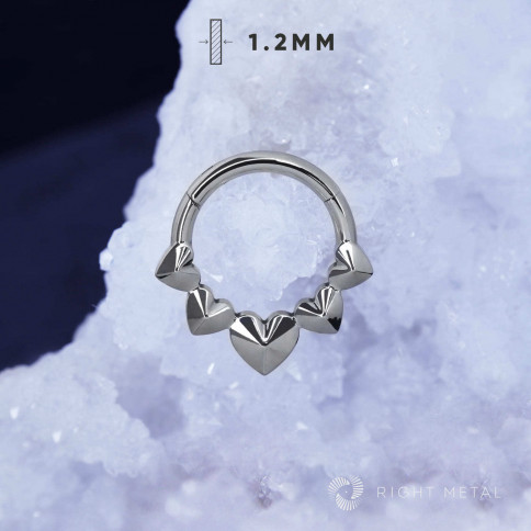 № 2119 Кольцо-кликер Amour Simple с элементами в форме сердец 1.2*8 мм Right Metal Титан ASTM F-136